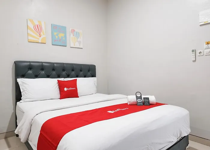 RedDoorz near Ciputra Golf Surabaya Hotel